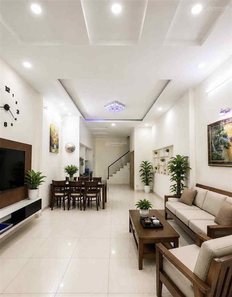 Nhà 3 tầng shr hoàn công, chỉ 6,7 tỷ tại kdc hồng long  đối diện vạn phúc.