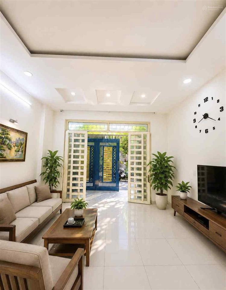 Nhà 3 tầng shr hoàn công, chỉ 6,7 tỷ tại kdc hồng long  đối diện vạn phúc.