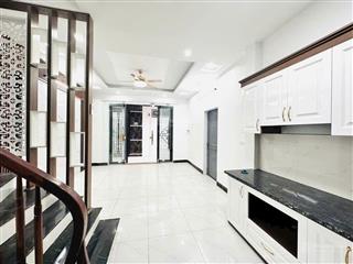 Bán gấp căn nhà phố ngô gia tự, long biên  dt 32m2, 5 tầng, ô tô đỗ cổng  chỉ hơn 6 tỉ