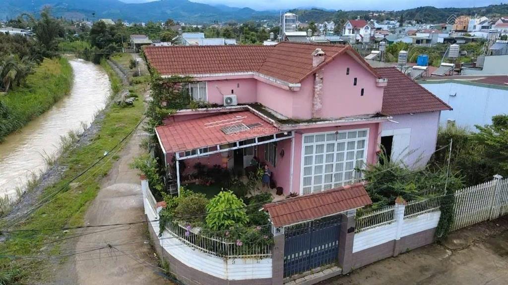 Nhà phố đẹp view núi và suối tại phường 3 bảo lộc