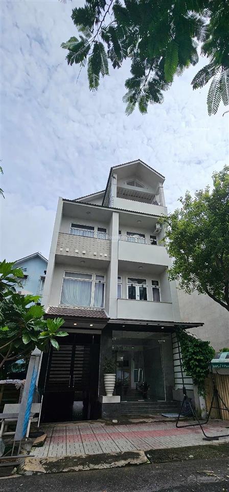 Bán khách sạn 2 mặt tiền đối diện rmit, 252m2, 25 phòng, dòng tiền 180tr/tháng, tân phong, quận 7