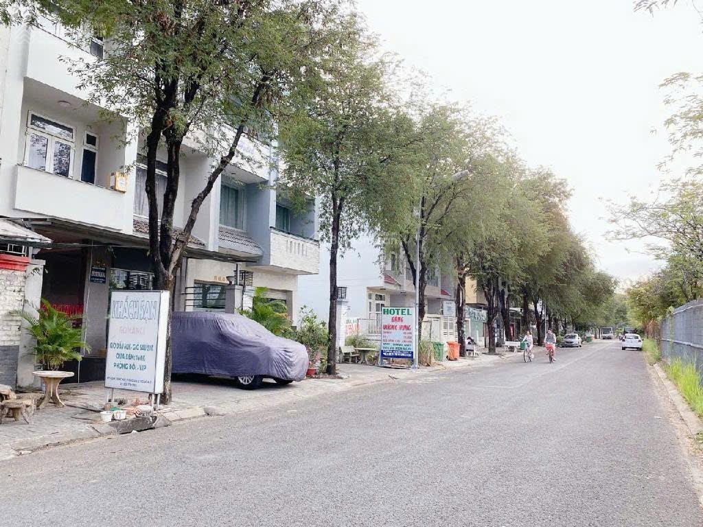 Bán khách sạn 2 mặt tiền đối diện rmit, 252m2, 25 phòng, dòng tiền 180tr/tháng, tân phong, quận 7