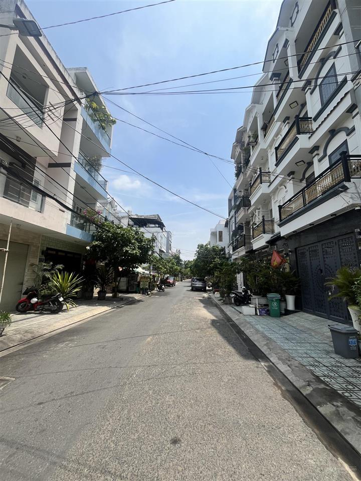 Nhà phố hiện đại 4 tầng, mt nhựa 12m, nội thất cao cấp, cách 500m qua quận 7  60m2, 4pn master.