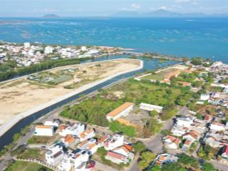 Đất full thổ trung tâm thị trấn, dt 100m hướng đông nam, gần biển gần sông, giá 2tỷ