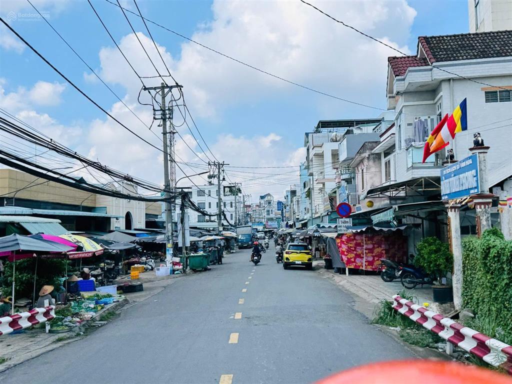 Tôi có lô đất cần bán nằm gần ngân hàng sacombank với giá 1ty1 sổ hồng dân cư đông