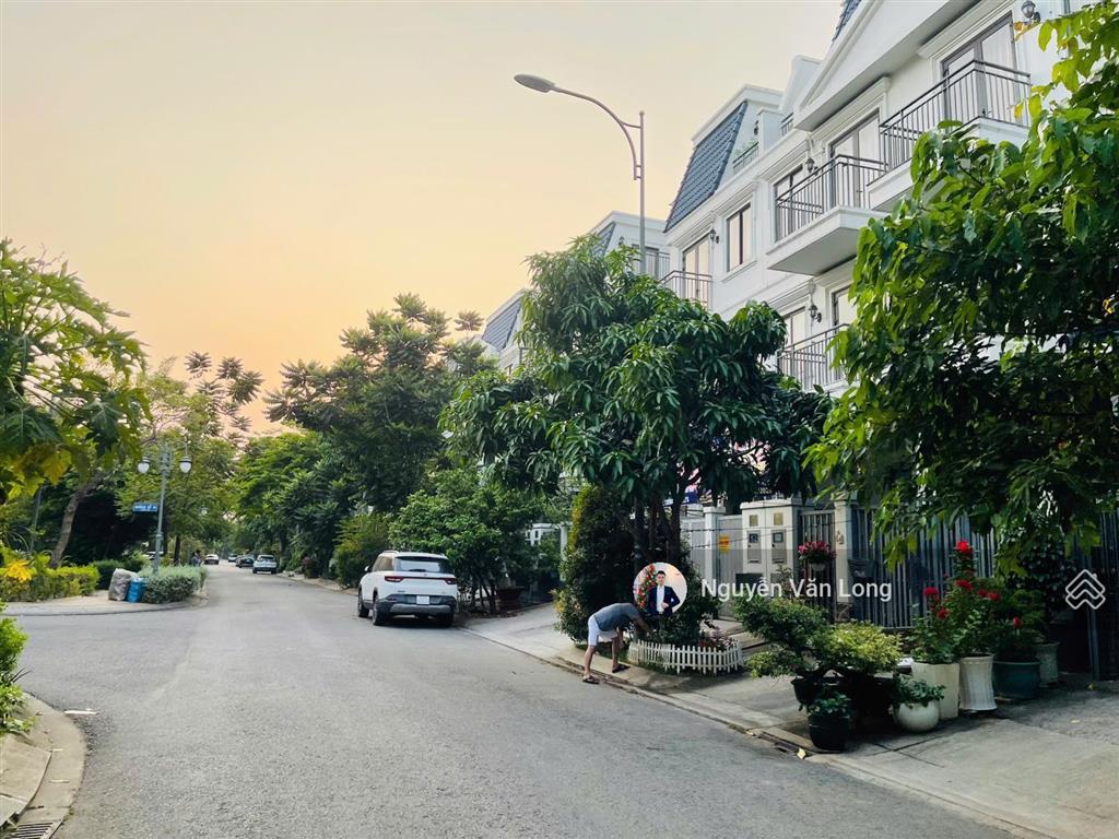 Hot bán căn nhà phố ngay hồ sinh thái giá cực tốt 23,8 tỷ