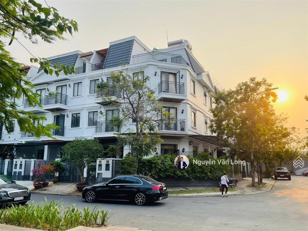 Hot bán căn nhà phố ngay hồ sinh thái giá cực tốt 23,8 tỷ