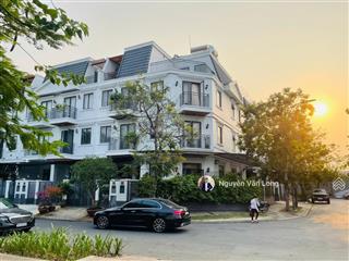 Hot nhà phố góc 2 mặt tiền có sân vườn, dt 8x20m view trực diện công viên cho thuê giá 30 triệu