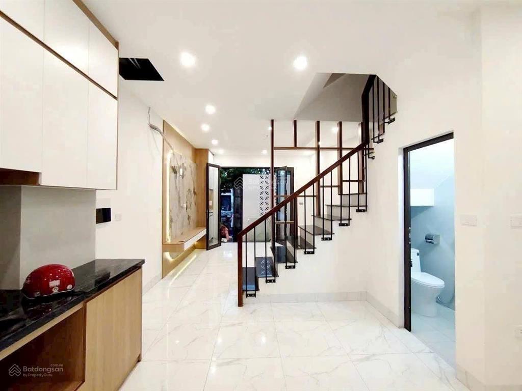 Nhà đẹp  mới tinh  45m2 3 tầng  3 phòng ngủ rất phù hợp với gia đình có 2 con