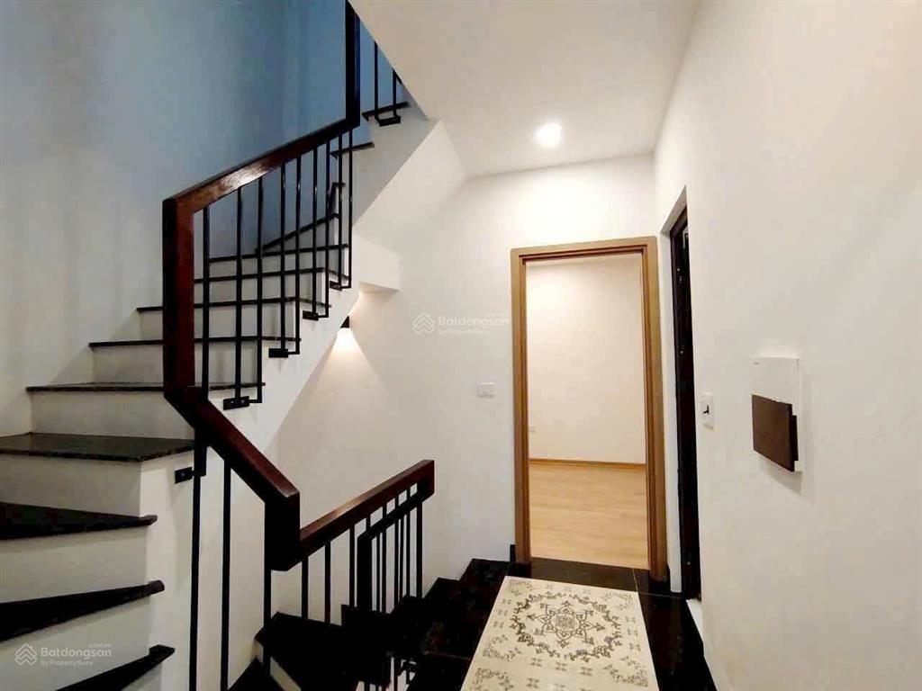 Nhà đẹp  mới tinh  45m2 3 tầng  3 phòng ngủ rất phù hợp với gia đình có 2 con