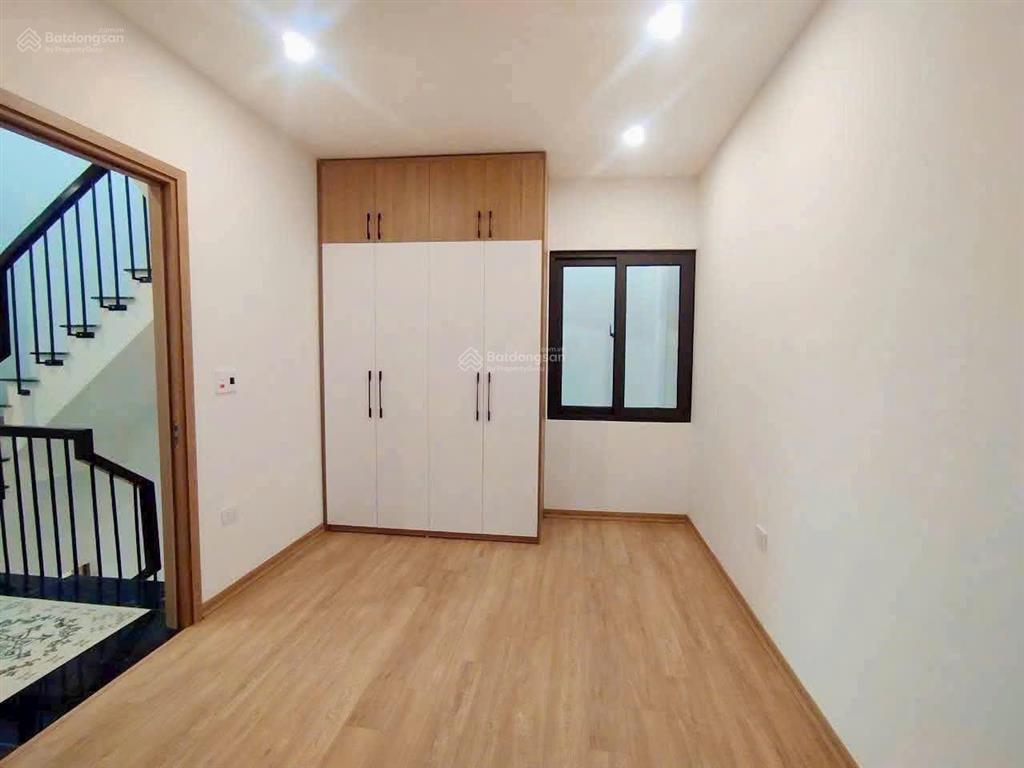 Nhà đẹp  mới tinh  45m2 3 tầng  3 phòng ngủ rất phù hợp với gia đình có 2 con