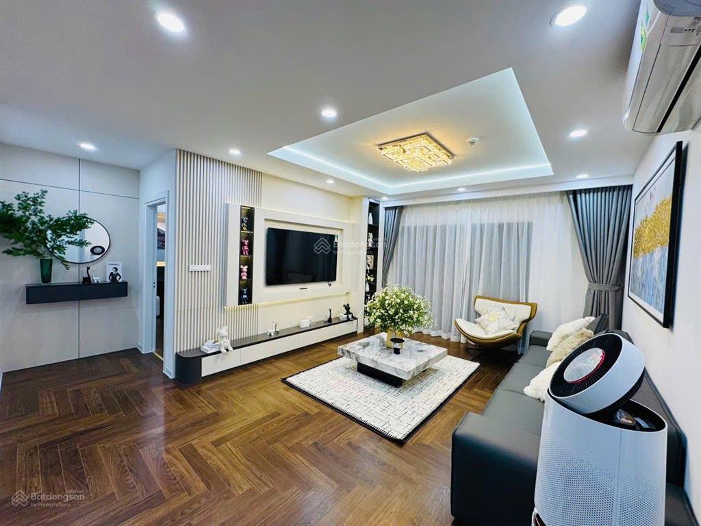 Cc cho thuê vinhomes nguyễn chí thanh. căn góc 138m2 tầng 20, bc hướng nam. giá 30 triệu/tháng.
