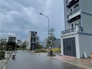 Nhà 2lầu 1trệt mới xây vị trí đẹp phường bửu long. dt 80m2 đường rộng 8m.