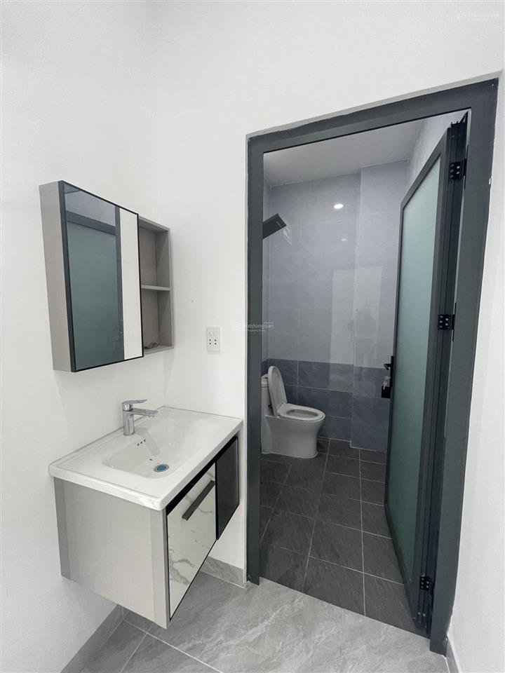 Nhà 2lầu 1trệt mới xây vị trí đẹp phường bửu long. dt 80m2 đường rộng 8m.