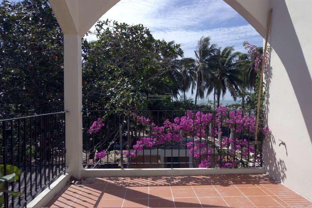 Bán biệt thự theo phong cách địa trung hải. ở hoặc cho thuê rất tốt. ngay biển kê gà bình thuận