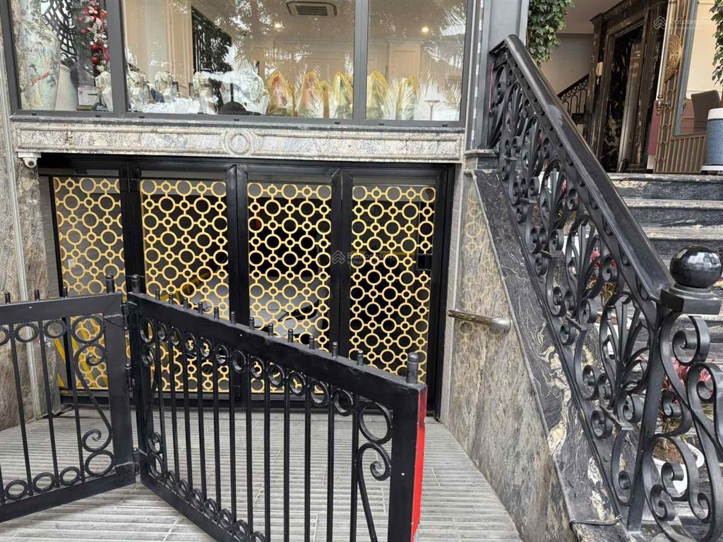 Chính chủ cho thuê mặt bằng kinh doanh cực đẹp view hồ tây mặt tiền 10m, dt 180m², giá tốt