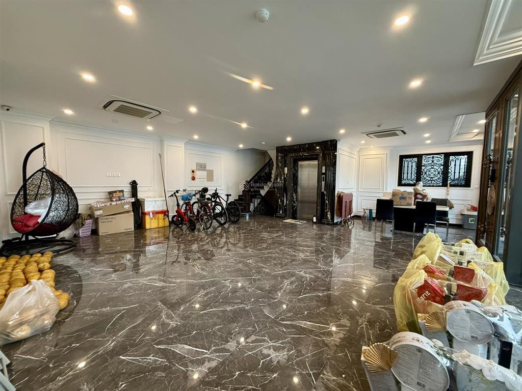 Chính chủ cho thuê mặt bằng kinh doanh cực đẹp view hồ tây mặt tiền 10m, dt 180m², giá tốt