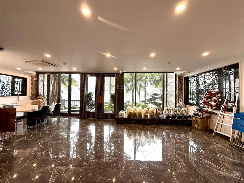 Chính chủ cho thuê mặt bằng kinh doanh cực đẹp view hồ tây mặt tiền 10m, dt 180m², giá tốt