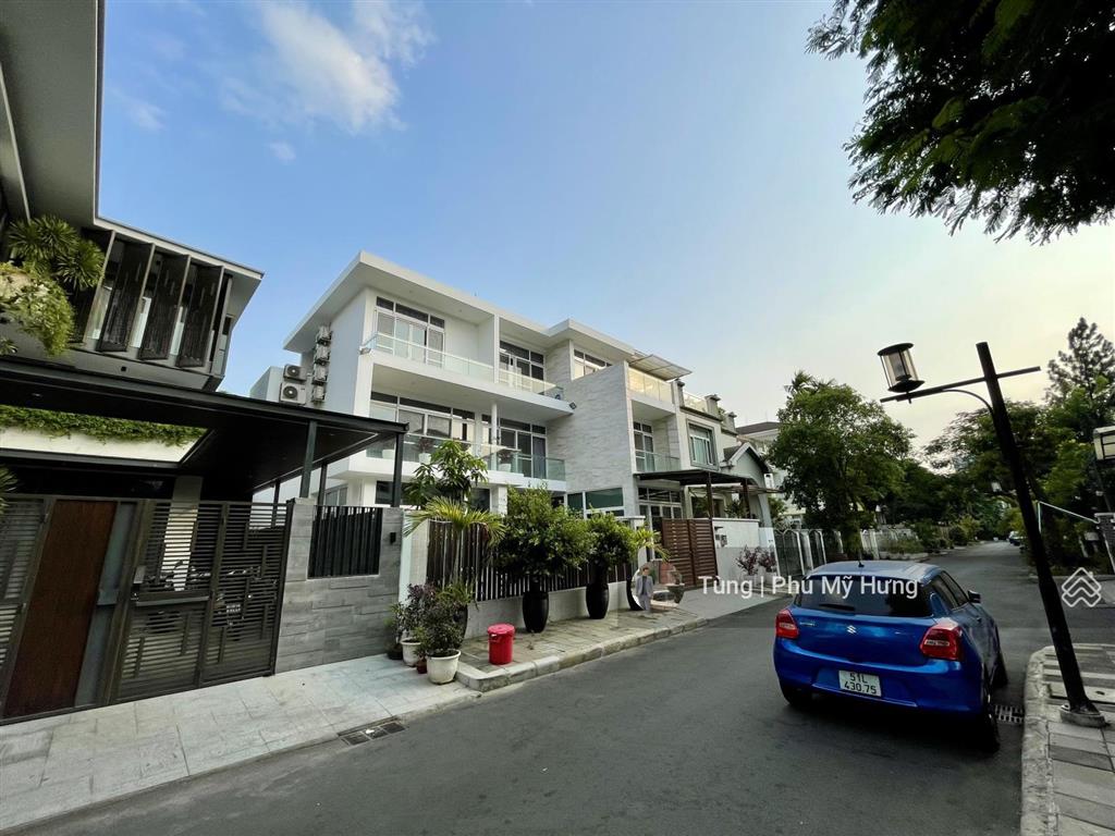 Biệt thự phú mỹ hưng gần công viên 2ha vuông vức 16x16m chuyển nhượng giá phù hợp