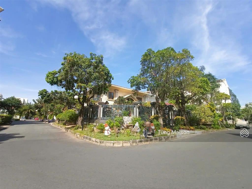 Biệt thự góc 2 mặt tiền phú mỹ hưng 475m2 view trực diện công viên, hồ bơi riêng