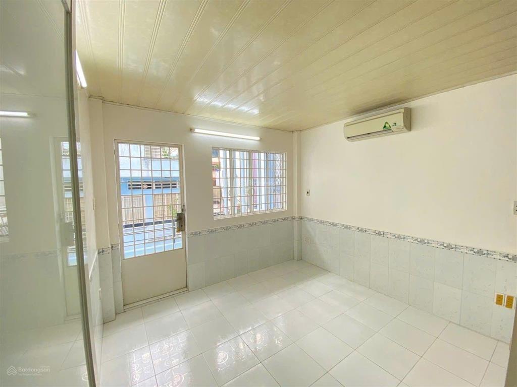 Nguyễn chí thanh  quận 10  3 tầng  45m2  sát mặt tiền  ngang 4.5m  chỉ 5.99 tỷ.