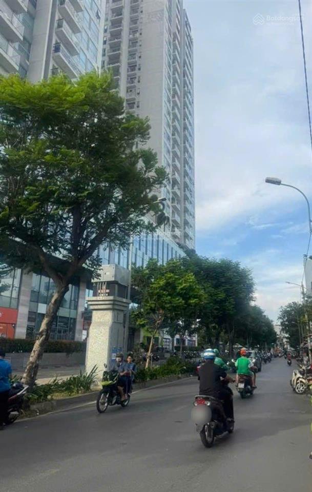 Nhà 5 tầng có thang máy full nội thất cao cấp xe hơi tránh 40m2 thành thái q10 9,6 tỷ