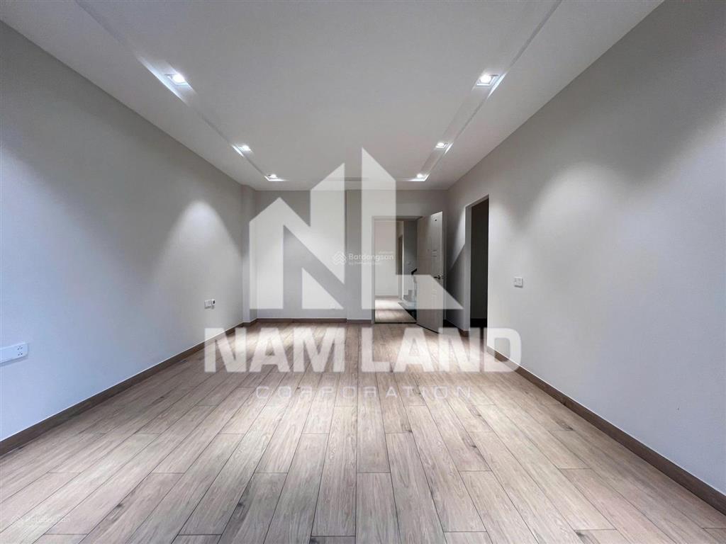 Văn phòng làm showroom đường nguyễn hoàng 4 tầng 65tr