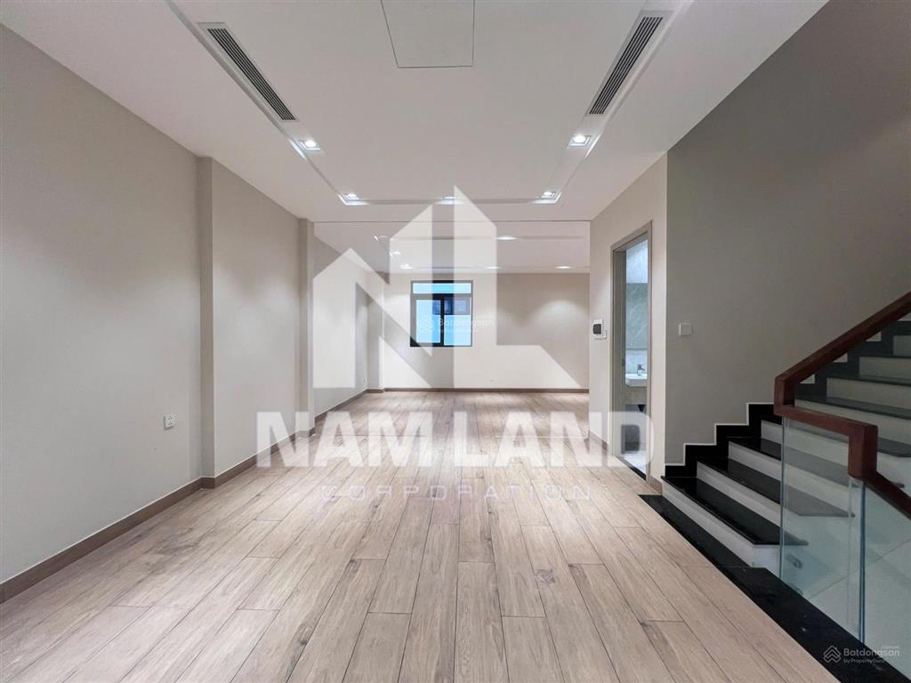 Văn phòng làm showroom đường nguyễn hoàng 4 tầng 65tr