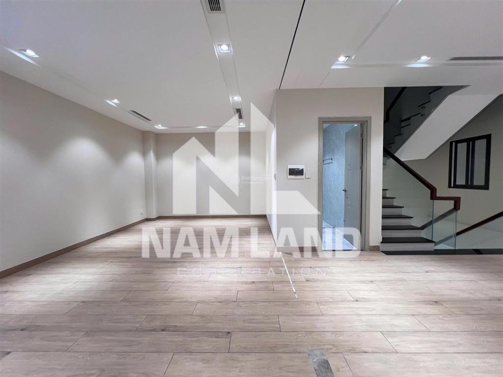 Văn phòng làm showroom đường nguyễn hoàng 4 tầng 65tr
