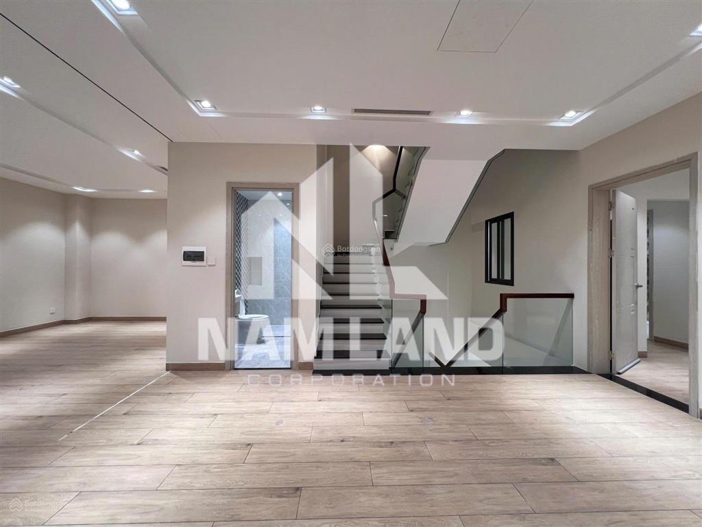Văn phòng làm showroom đường nguyễn hoàng 4 tầng 65tr