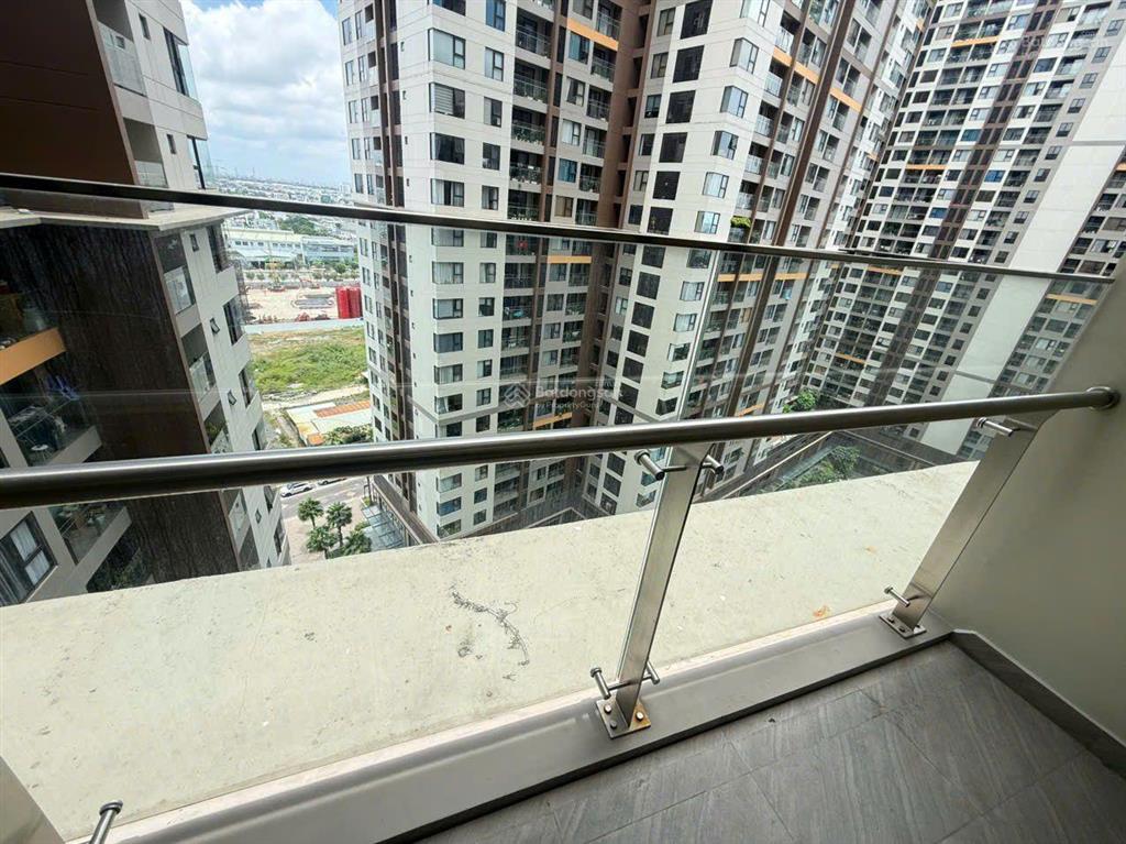 Cho thuê căn 61 m có 2 máy lạnh, 1 nước nóng, rèm, gian phơi giá 10 tr