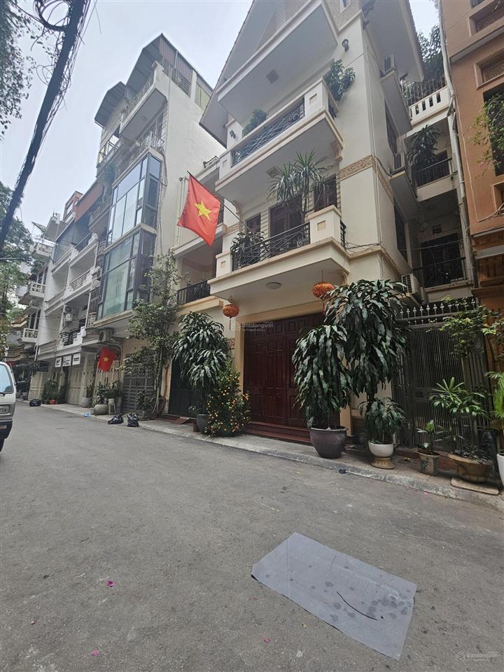 Cần bán phố trần quang diệu,  đống đa  hà nội vỉa hè kinh doanh, mặt tiền rộng 10m diện tích 90m.