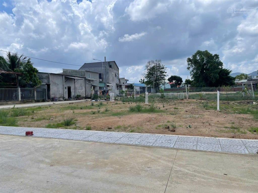 Hỗ trợ 3 bên. 70%. dt 100m² (có 80m thổ cư). sổ riêng từng nền. giá 1 tỷ 150. tân hòa. phú mỹ. hồ