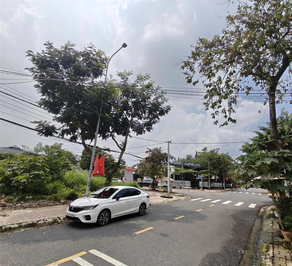 Bán lô đất góc 2 mặt tiền kinh doanh vị trí đẹp hoàng việt và dương bạch mai.
diện tích 350.5m