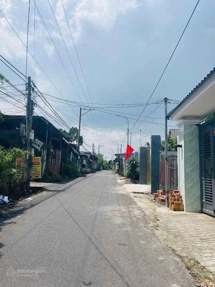 Nhà 2 mặt tiền trịnh hoài đức, trảng bom, đồng nai.
diện tích 421m2 (có 200m thổ cư)