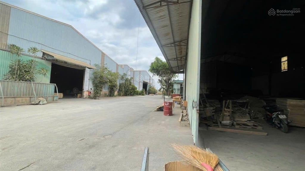 Xưởng thuê hố nai 3, đồng nai, tdt 9000m2.
dt xưởng gần 4000m2, 289tr/tháng gồm có hai kho