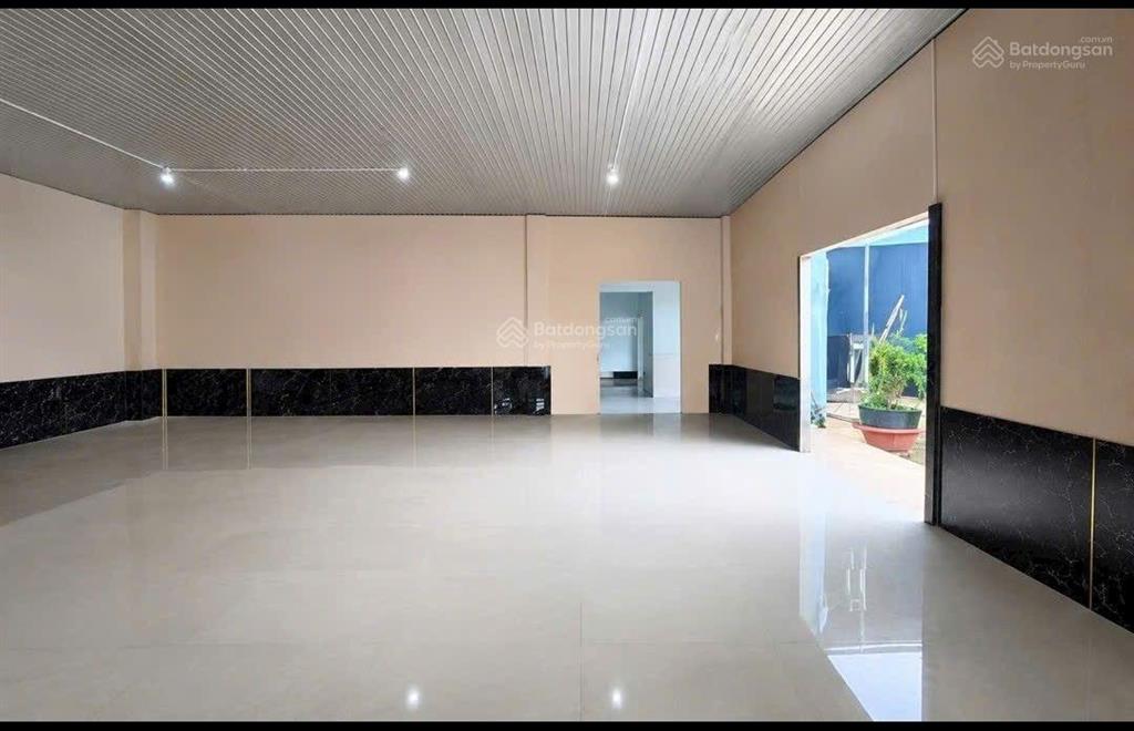 Cho thuê showroom mặt tiền đt769
diện tích  1.300m.
giá thuê chỉ 20 triệu/tháng vị trí đắc