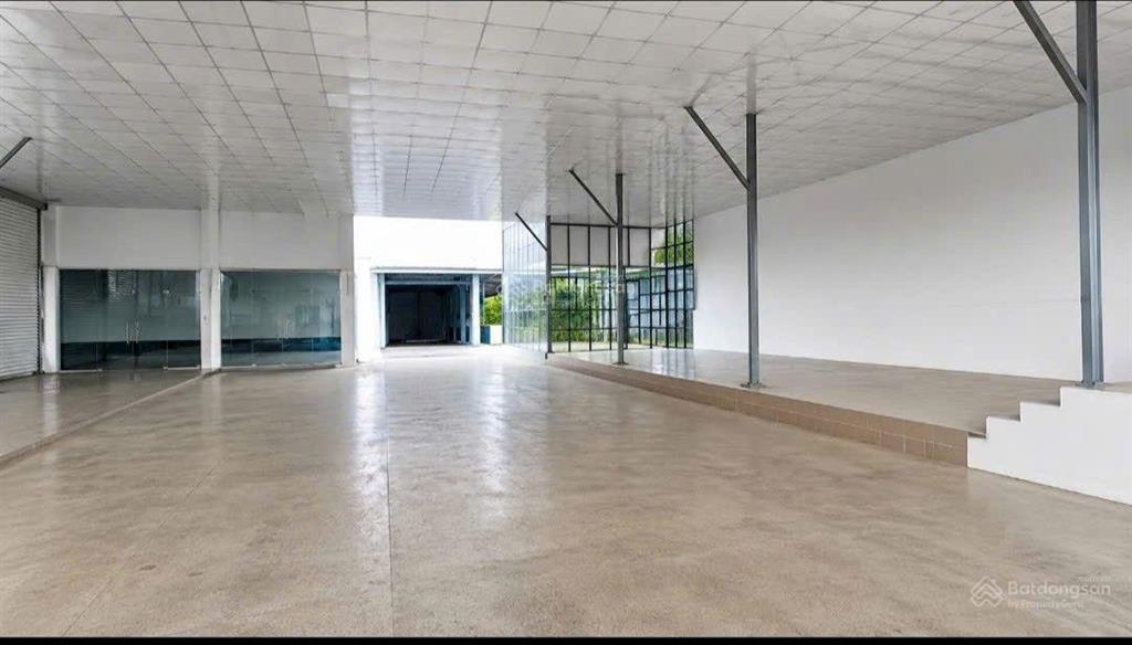Cho thuê showroom mặt tiền đt769
diện tích  1.300m.
giá thuê chỉ 20 triệu/tháng vị trí đắc