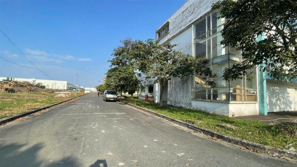 Cho thuê toà nhà trong khu công nghiệp, dtsd 6000m2 (3000x2). sử dụng làm xưởng chế biến nông