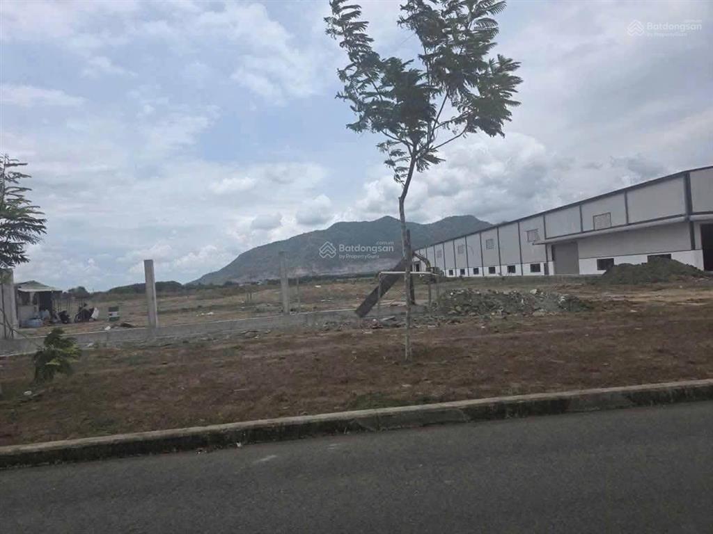 Cần chuyển nhượng lô đất trong khu công nghiệp châu đức bà rịa. diện tích 88.000m2. chỉ 3.25tr/m2