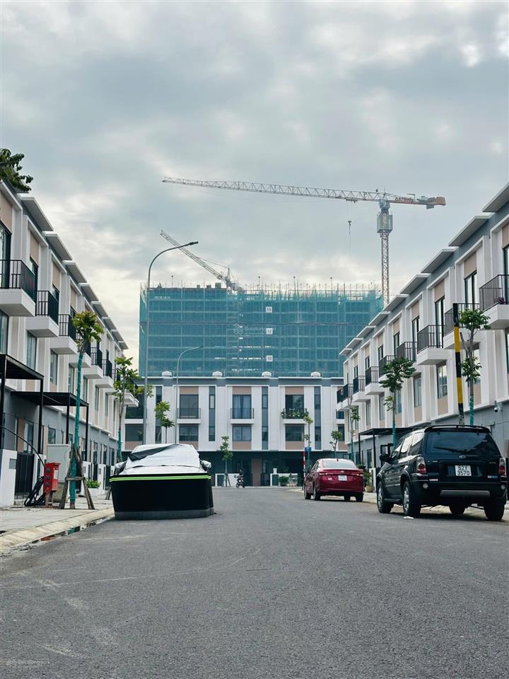 Cho thuê nhà liền kề khome new city 1 trệt 2 lầu, full nội thất mới 100%, giá 8tr5