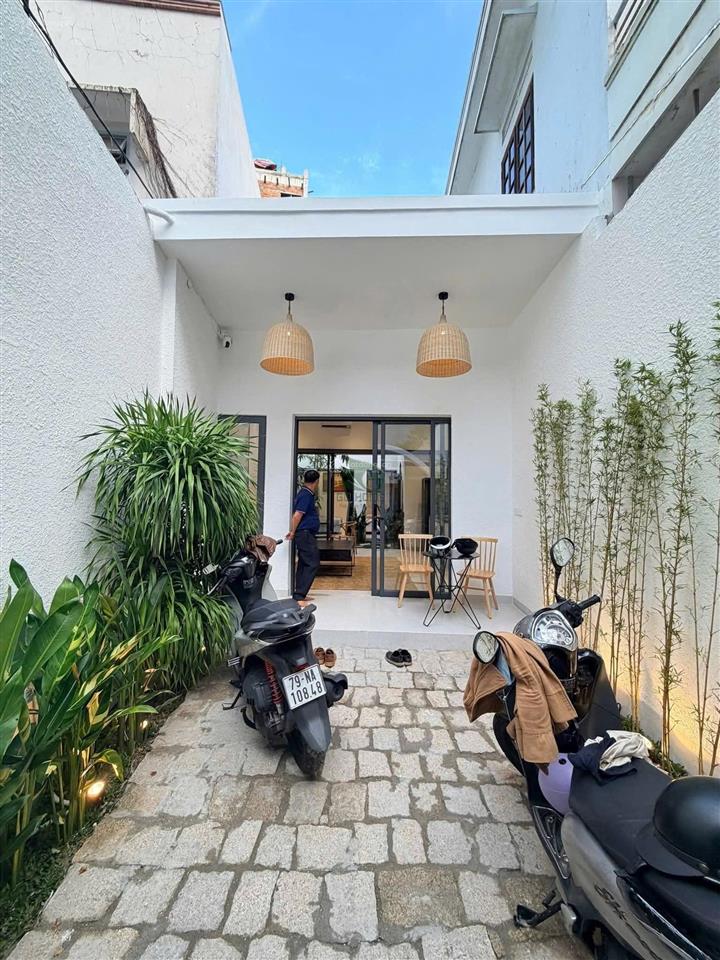 Cho thuê nhà sân vườn mới xây 3 phòng ngủ full nội thất bắc nha trang giá 20 triệu/tháng