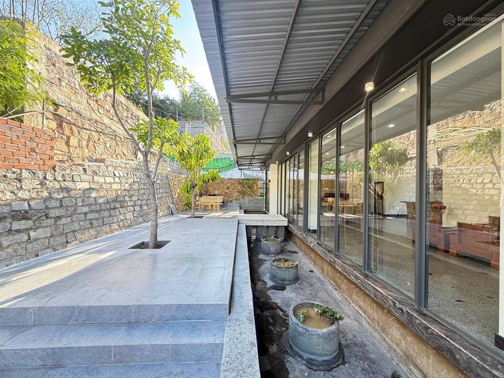 Cho thuê villa sân vườn view núi 2 phòng ngủ full nội thất mới khu phía tây nha trang giá 22 triệu
