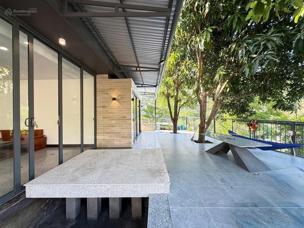 Cho thuê villa sân vườn view núi 2 phòng ngủ full nội thất mới khu phía tây nha trang giá 22 triệu