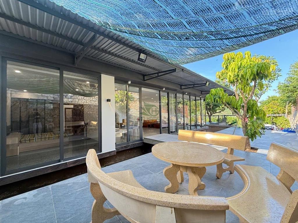 Cho thuê villa sân vườn view núi 2 phòng ngủ full nội thất mới khu phía tây nha trang giá 22 triệu