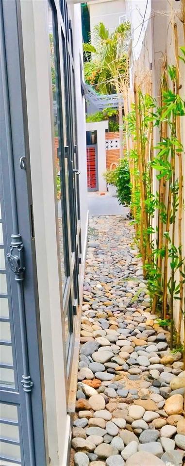 Cho thuê nhà 3 tầng 3 phòng ngủ có sân vườn thoáng mát gần biển khu bắc nha trang giá 20 triệu/th