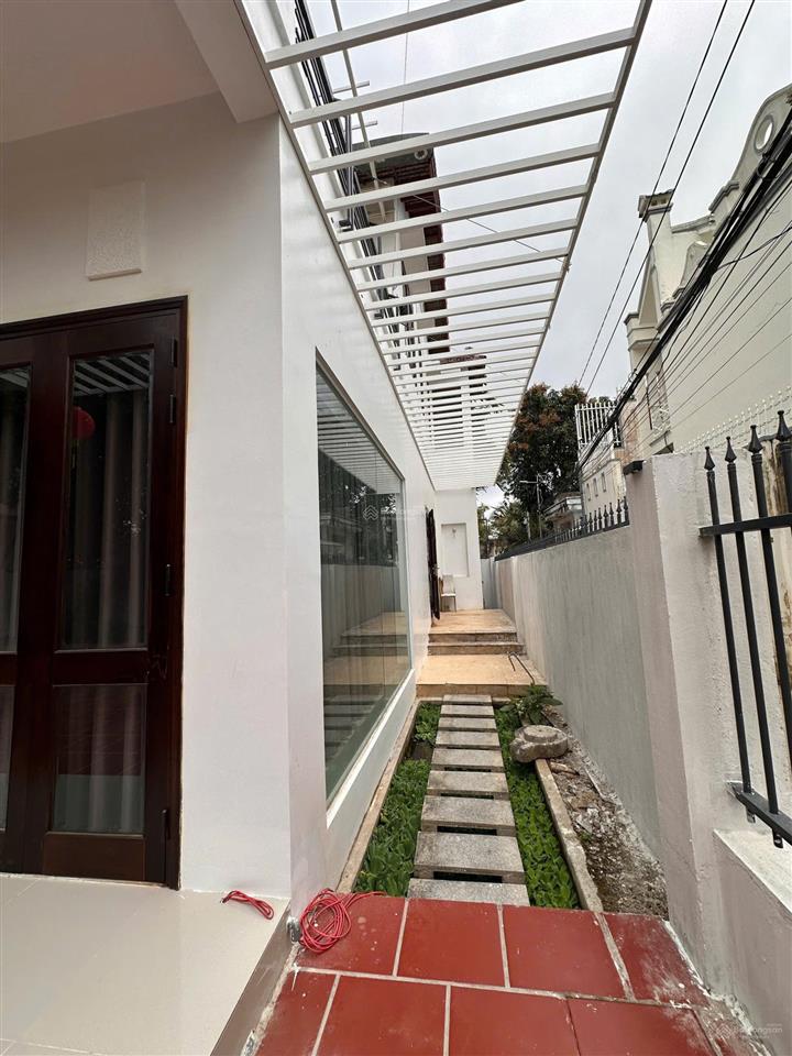 Cho thuê villa 3 phòng ngủ siêu đẹp, có sân đậu ô tô vĩnh thạnh 17 triệu/tháng