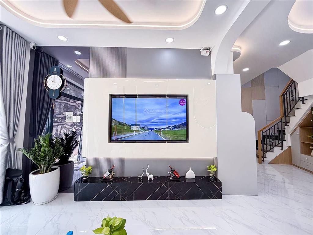Nhà mới 50m2 3 tầng có sân thượng, 6,2 tỷ