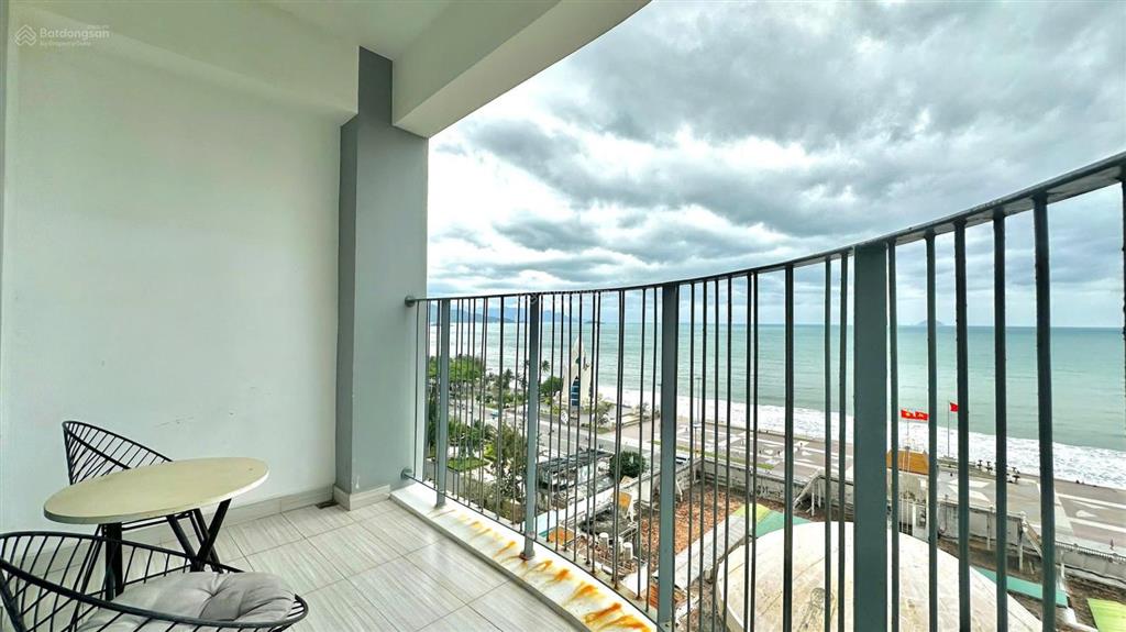 Bán căn hộ view biển panorama ban công rộng (vị trí căn góc)  3,7 tỷ.