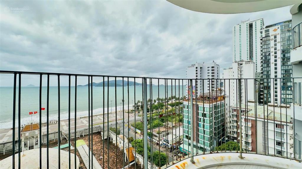 Bán căn hộ view biển panorama ban công rộng (vị trí căn góc)  3,7 tỷ.